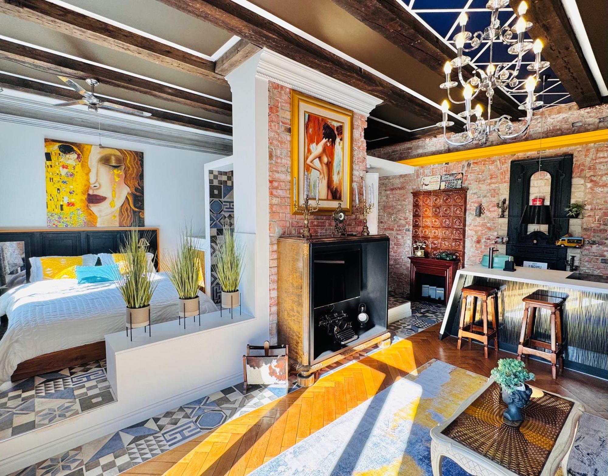 Vibrant Downtown Oasis *
