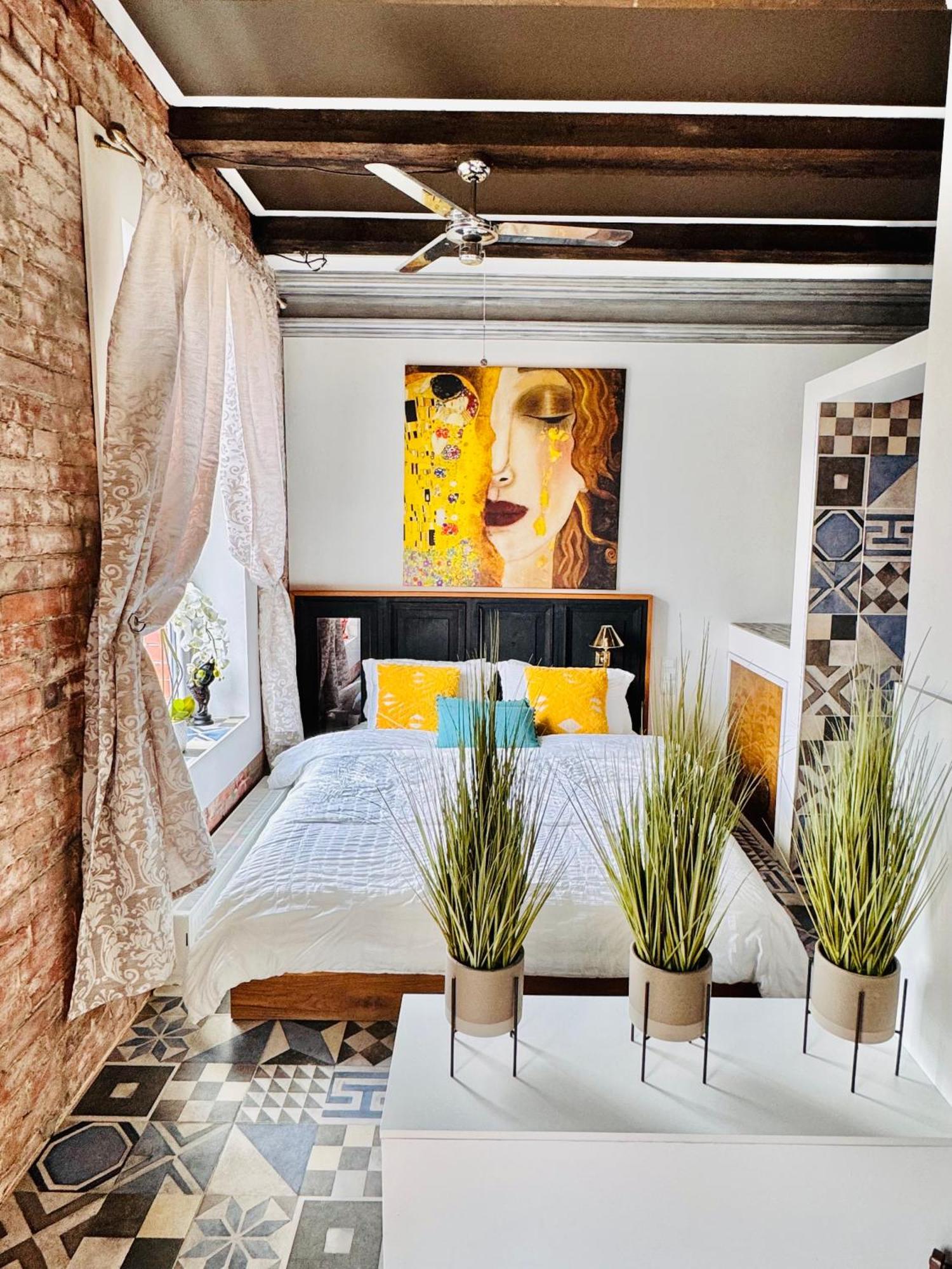 Vibrant Downtown Oasis Butas *